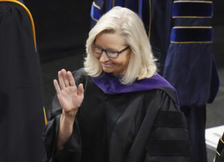 Excongresista Liz Cheney pide a graduados no hacer concesiones con la verdad