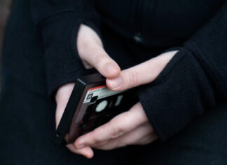 EE. UU. ya regula las sillas de coche y las fórmulas para bebé. ¿Seguirá ahora con las redes sociales?