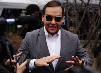 El congresista republicano George Santos es arrestado e imputado con 13 cargos