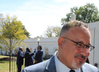 Jefe de Educación EE. UU. visita a Puerto Rico para actualizar función sistémica en escuelas