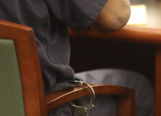 Liberan a legislador puertorriqueño tras protestar contra la instalación de una antena