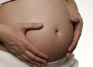 “Racismo obstétrico” causa que médicos ignoren necesidades de madres latinas