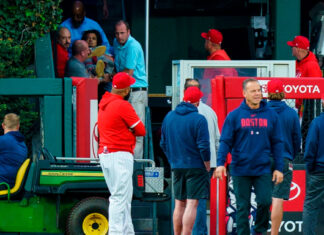 Spectator tumbles over railing into bullpen in Philly