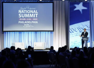 Trump y DeSantis cortejan a Moms for Liberty en una señal de la creciente influencia