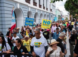 Cientos de puertorriqueños protestan contra más aumentos en la elevada factura de la luz