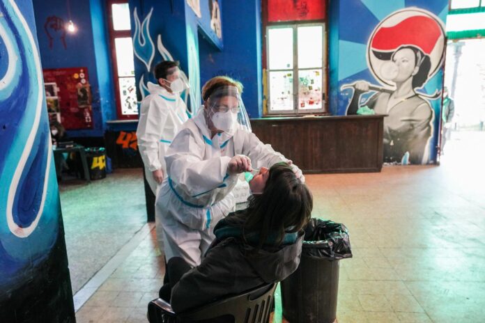 Autoridades sanitarias detectan expansión de variantes más resistentes del coronavirus