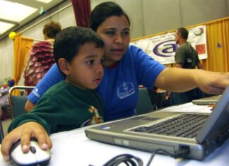Coste del cuidado infantil alcanza los 10.600 dólares anuales y afecta más a latinos