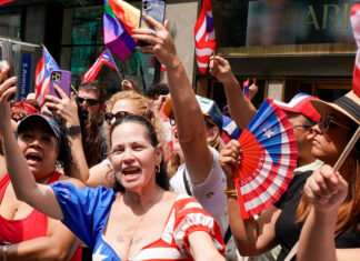 Los puertorriqueños celebran con alegría y música su tradicional desfile en Nueva York