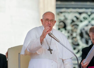 Papa pasa la primera noche hospitalizado tras una operación intestinal