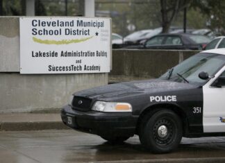 Una madre latina es acusada de asesinato tras dejar sola a su bebé por irse de vacaciones