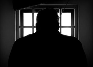 Exoficial de policía de Filadelfia es acusado de docenas de delitos sexuales