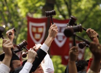 Grupos latinos denuncian a Harvard