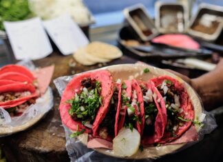 El furor por «Barbie» tiñe de rosa los tacos y las tortillas de México