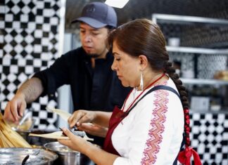El mole, el plato que simboliza la fiesta y el mestizaje de los mexicanos se reinventa
