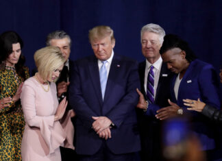 Algunos conservadores creen que Trump no se comporta como cristiano, pero otros lo creen un héroe