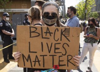 Black Lives Matter cumple 10 años con renovado exhorto a retirar fondos a la policía