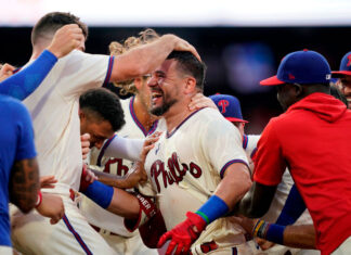 Schwarber pega el elevado de sacrificio para la victoria en la 12ma; Filis ganan