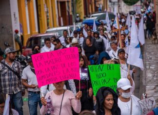 Indígenas marchan contra el creciente conflicto armado en el sur de México