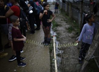 Más de 40.000 niños han cruzado este año la selva del Darién, algunos abandonados