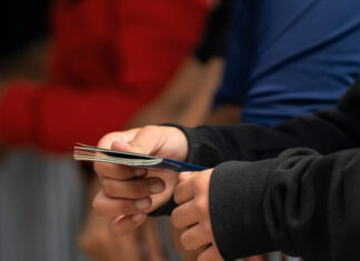 ¿Por qué están cerradas temporalmente las solicitudes en línea para los centros de procesamiento a migrantes?