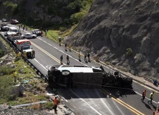 Autoridades de México confirman migrantes entre los 16 muertos en el accidente carretero