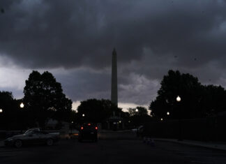 Dos muertos y 1,1 millones de personas sin luz por las tormentas en el este de EE. UU.