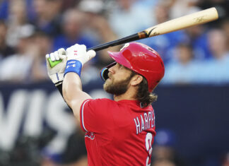 Filis derrotan 9-4 a Azulejos con par de jonrones solitarios de Harper