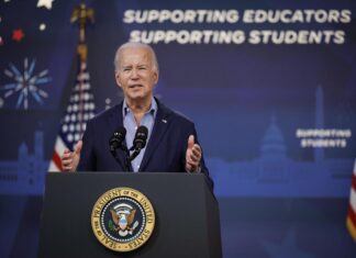 Biden lanza un nuevo programa de pago de la deuda estudiantil que se ajusta a los ingresos