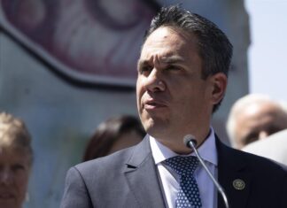 Congresista Pete Aguilar denuncia la dificultad de los latinos para adquirir vivienda