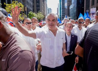 El presidente Abinader se da un baño de multitudes en el Desfile Dominicano de Nueva York