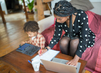 La mayoría de las mujeres latinas empresarias también atienden el hogar