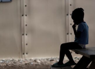 Mujer se declara culpable de obstrucción en caso de abusos sexuales a niños migrantes
