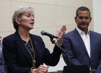 Titular de Energía de EE. UU. anuncia más de 450 millones para energía solar en Puerto Rico