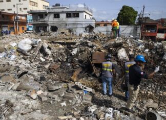 Familiares de los desaparecidos tras una explosión en una ciudad dominicana piden agilizar la búsqueda