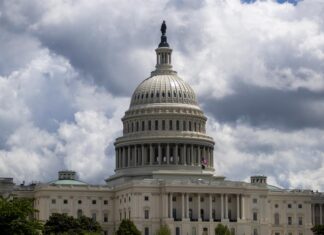 La excongresista inmigrante y latina Debbie Mucarsel-Powell anuncia candidatura al Senado