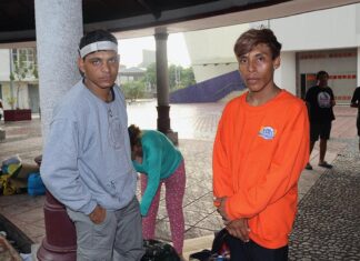 Un dúo colombiano migra de México a EE. UU. mientras subsisten de su música