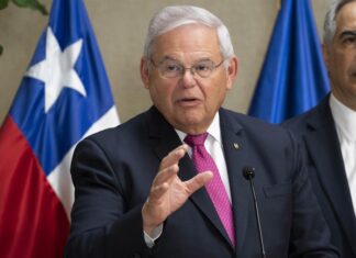 Senador Menéndez no renunciará al escaño y dice que será exonerado de su «mayor batalla»