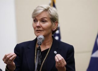 Alcaldes de Puerto Rico urgen a titular de Energía de EE. UU. acción para transformar red