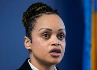 Renuncia la comisionada de policía de Filadelfia, Danielle Outlaw