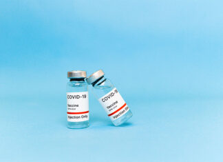 Activista distorsiona datos federales para afirmar falsamente que las vacunas contra covid causaron 676,000 muertes