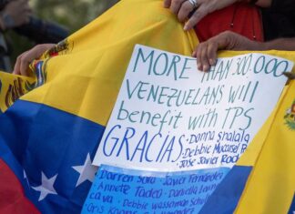 Un juez impide que Trump invalide los permisos legales de 5.000 venezolanos