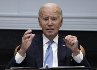 Biden hace historia como primer presidente de EE. UU. en sumarse a unos piquetes