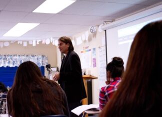 Gobierno Biden destina 40 millones para instituciones que educan a latinos