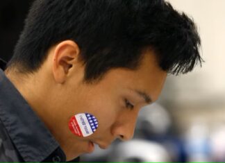 Jóvenes latinos en EE. UU. priorizan problemáticas sobre partidos al votar por presidente
