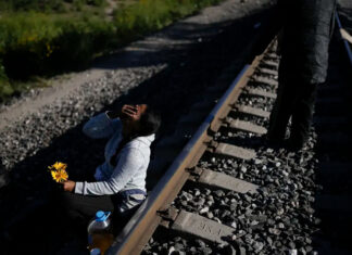La oleada de migrantes que suspendió trenes en México comienza en la industria migratoria del Darién