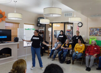 «Mamacitas cibernéticas» ayudan a latinas mayores a lidiar con el mundo digital