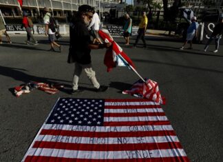 Puertorriqueños protestan contra Junta de Control Fiscal que regula la deuda de Energía