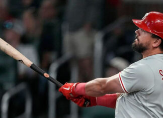 Schwarber pega jonrón de 483 pies y Filis superan por 7-1 a Bravos