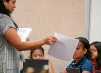 Las mujeres, entre ellas las latinas, son mayoría en los 40 empleos peor pagados en EE. UU.