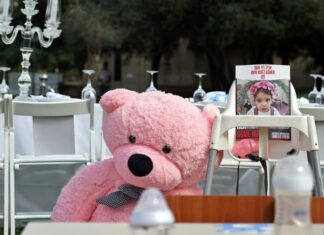 Un ‘sabbat’ con sillas vacías y osos de peluche: familiares de secuestrados por Hamás reclaman su liberación